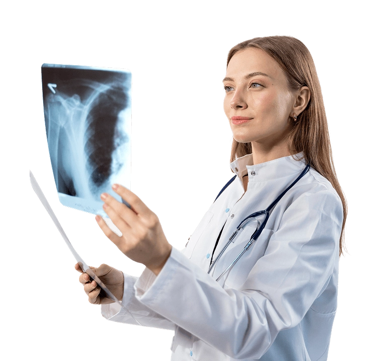 врач держит рентгеновские снимки в руке